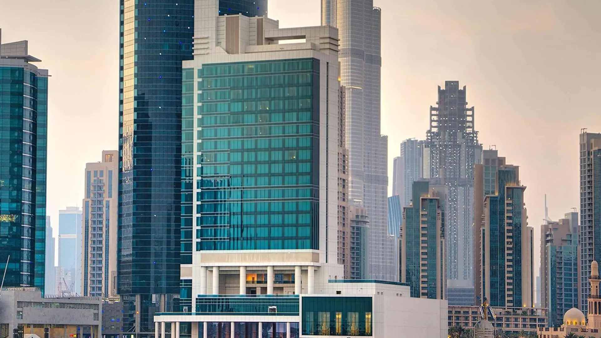 Pullman Dubai Downtown Hotel 5*,