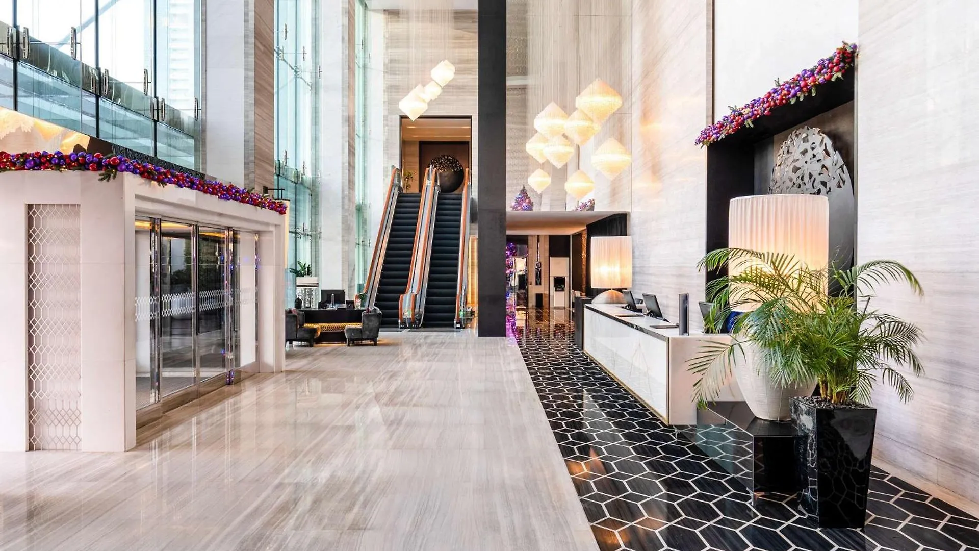 Pullman Dubai Downtown Hotel 5*,